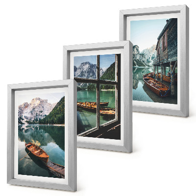 Bilderset mit rahmen Blick auf einen Bergsee mit Booten und einem Haus am Wasser