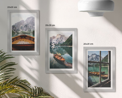 Fotowand Blick auf einen Bergsee mit Booten und einem Fenster im Hintergrund