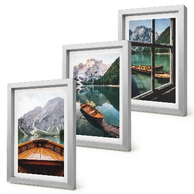 Fotowand Blick auf einen Bergsee mit Booten und einem Fenster im Hintergrund