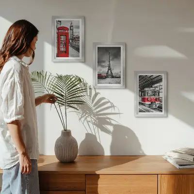 Bilderwand mit Motiven ikonischer Städte wie London und Paris sowie Schienenverkehr