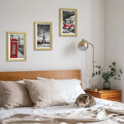 Bilderwand mit Motiven ikonischer Städte wie London und Paris sowie Schienenverkehr