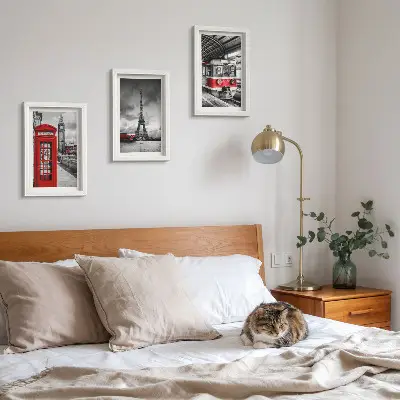 Bilderwand mit Motiven ikonischer Städte wie London und Paris sowie Schienenverkehr