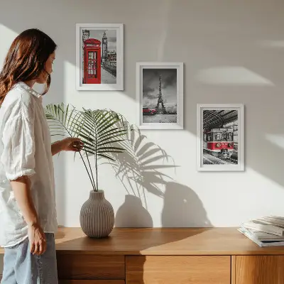 Bilderwand mit Motiven ikonischer Städte wie London und Paris sowie Schienenverkehr