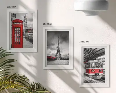Bilderwand mit Motiven ikonischer Städte wie London und Paris sowie Schienenverkehr