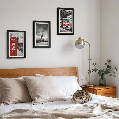 Bilderwand mit Motiven ikonischer Städte wie London und Paris sowie Schienenverkehr