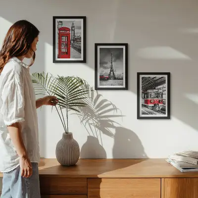 Bilderwand mit Motiven ikonischer Städte wie London und Paris sowie Schienenverkehr