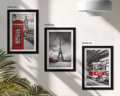 Bilderwand mit Motiven ikonischer Städte wie London und Paris sowie Schienenverkehr