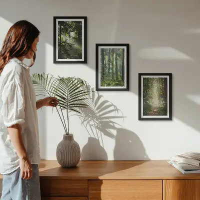Bilderwand mit grünen Wäldern, Lichtstrahlen und einem Waldweg