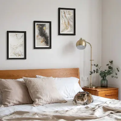 Bilderwand mit abstrakten Mustern in Weiß- und Schwarztönen