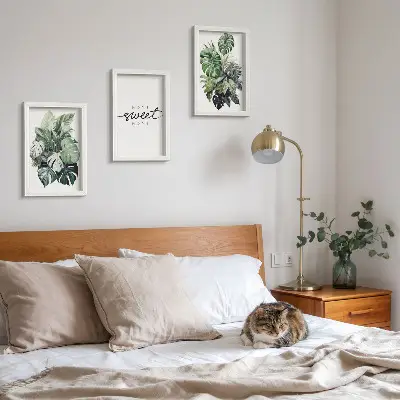 Bilderwand mit grünen Pflanzen und Sweet Home Schriftzug
