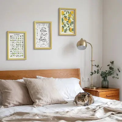 Bilderwand mit Kräuterliste Küchenschild und bemalten Zitronen