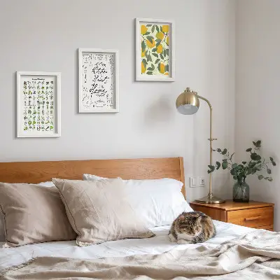 Bilderwand mit Kräuterliste Küchenschild und bemalten Zitronen