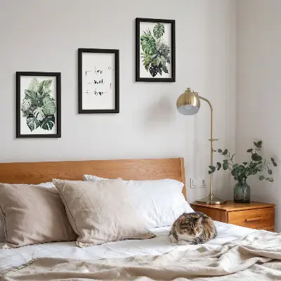 Fotowand mit Aquarell Monstera Blättern und dem Spruch Zuhause ist es am schönsten