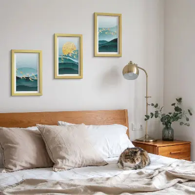 Bilderwand mit abstrakten Landschaften aus Sonnenwellen und fliegenden Vögeln