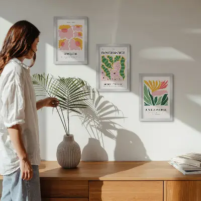Bilderwand mit floralen Motiven im modernen Stil