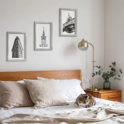 Bilderwand mit Architektur in Schwarz-Weiß-Minimalismus
