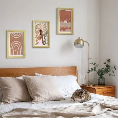 Fotowand mit abstrakten Formen und Illustrationen im Boho-Stil