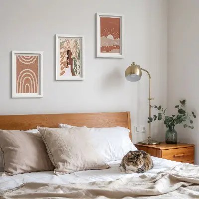 Fotowand mit abstrakten Formen und Illustrationen im Boho-Stil