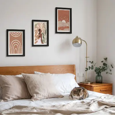 Fotowand mit abstrakten Formen und Illustrationen im Boho-Stil