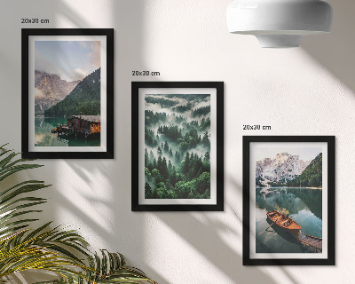 Bilderwand Berglandschaften mit einem See, einem Boot und einem Wald im Nebel
