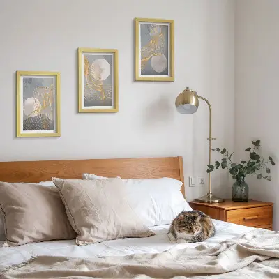 Bilderwand mit abstrakten Mustern aus Wellen und Kreisen auf grauem Hintergrund