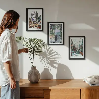 Fotowand mit modernen Städten in Farben und einer Figur im Hintergrund