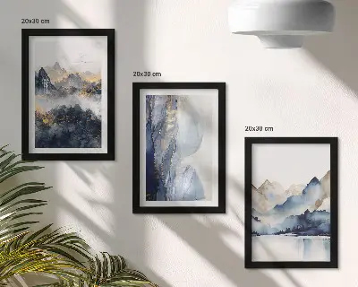 Bilderwand mit Berglandschaften in Blau- und Grautönen