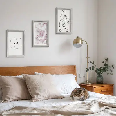 Fotowand mit Blumen und Familie im minimalistischen Design