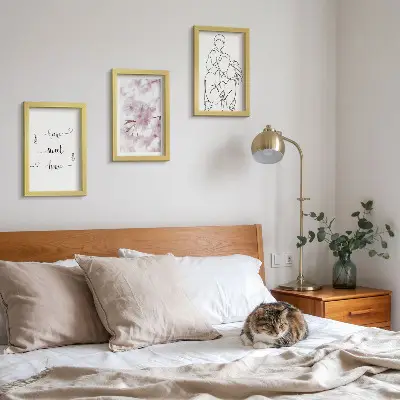 Fotowand mit Blumen und Familie im minimalistischen Design