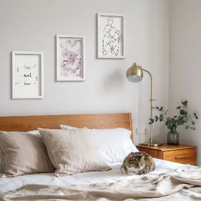 Fotowand mit Blumen und Familie im minimalistischen Design