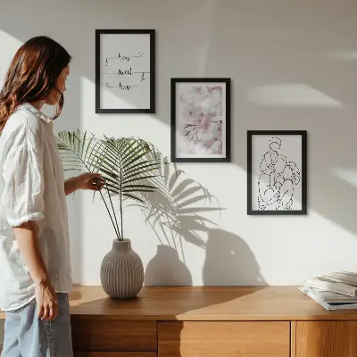 Fotowand mit Blumen und Familie im minimalistischen Design