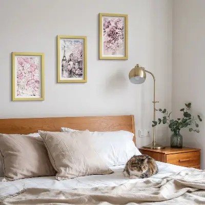 Bilderwand mit romantischer Landschaft aus Blumen in Rosatönen