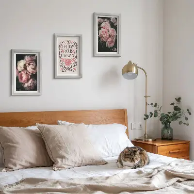Bilderwand mit Vintage-Rosen und Inschrift über Träume