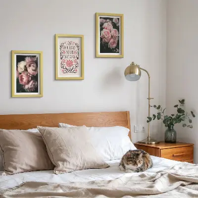 Bilderwand mit Vintage-Rosen und Inschrift über Träume