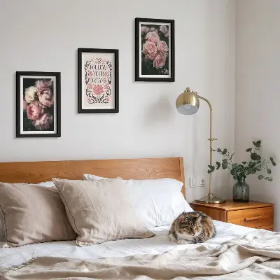 Bilderwand mit Vintage-Rosen und Inschrift über Träume