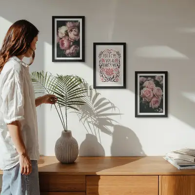 Bilderwand mit Vintage-Rosen und Inschrift über Träume
