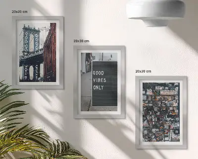 Bilderwand mit einer Luftaufnahme einer städtischen Brücke und Straßenschildern