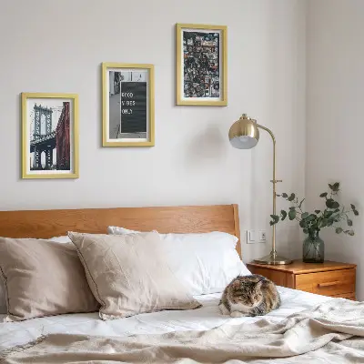 Bilderwand mit einer Luftaufnahme einer städtischen Brücke und Straßenschildern