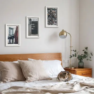 Bilderwand mit einer Luftaufnahme einer städtischen Brücke und Straßenschildern