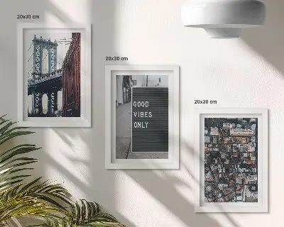 Bilderwand mit einer Luftaufnahme einer städtischen Brücke und Straßenschildern