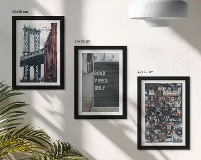 Bilderwand mit einer Luftaufnahme einer städtischen Brücke und Straßenschildern