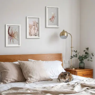 Bilderwand mit Blumen und Gräsern auf hellem Hintergrund im harmonischen Set