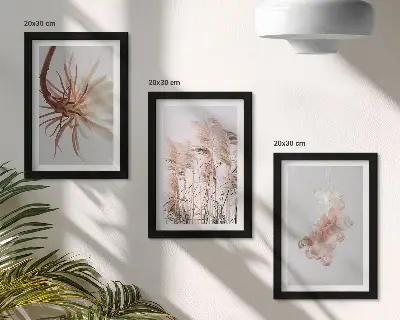 Bilderwand mit Blumen und Gräsern auf hellem Hintergrund im harmonischen Set