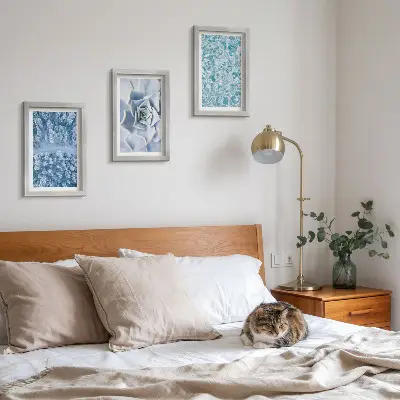 Bilderwand mit Winterwald, blauen Blumen und Wasseroberfläche
