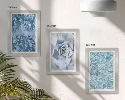 Bilderwand mit Winterwald, blauen Blumen und Wasseroberfläche