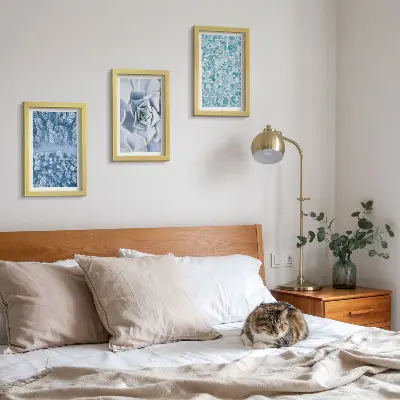 Bilderwand mit Winterwald, blauen Blumen und Wasseroberfläche