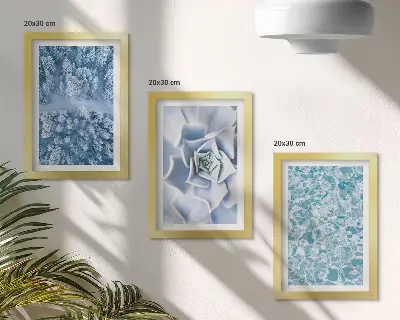 Bilderwand mit Winterwald, blauen Blumen und Wasseroberfläche