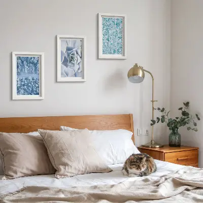 Bilderwand mit Winterwald, blauen Blumen und Wasseroberfläche