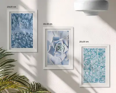 Bilderwand mit Winterwald, blauen Blumen und Wasseroberfläche