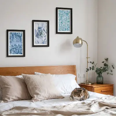 Bilderwand mit Winterwald, blauen Blumen und Wasseroberfläche